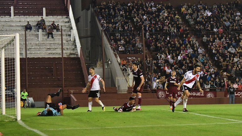 River sigue de fiesta: goleó a Lanús y va por el Rojo