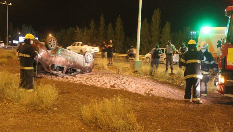 El vuelco se produjo en la Ruta 7, a la altura del ex peaje. La conductora sufrió algunas lesiones, pero no de gravedad.