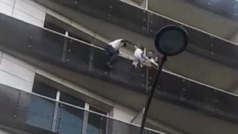 Escaló 4 pisos por balcones para rescatar a un niño