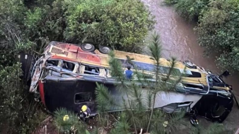 El conductor perdió el control, chocó contra un vehículo y terminó en el arroyo Yazá, en la provincia de Misiones.  | LM Neuquen El conductor perdió el control, chocó contra un vehículo y terminó en el arroyo Yazá, en la provincia de Misiones.