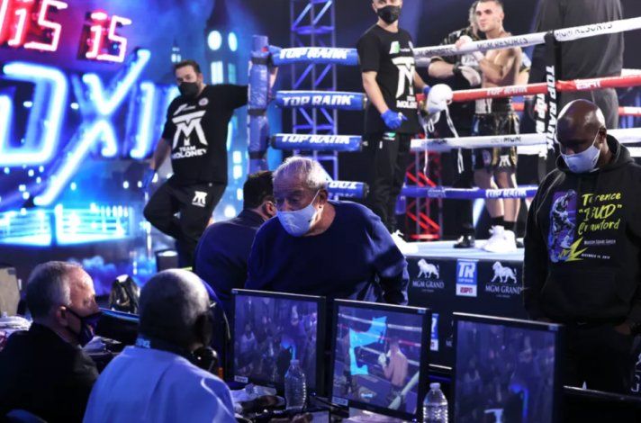 Las autoridades del VAR revisando las imágenes.