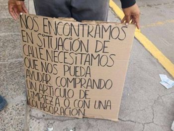 La pareja llegó a la región junto a su pequeño y buscan ayuda para salir adelante. La pareja llegó a la región junto a su pequeño y buscan ayuda para salir adelante.