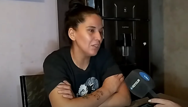 Silviina explicó que en su casa el hombre está solo todo el día, "de la cama a la mesa" y no recibe el cuidado que requiere una persona ciega. Silviina explicó que en su casa el hombre está solo todo el día, "de la cama a la mesa" y no recibe el cuidado que requiere una persona ciega.