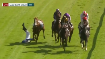 video: empujo a otro jinete en plena carrera y lo suspenden de por vida video: empujo a otro jinete en plena carrera y lo suspenden de por vida