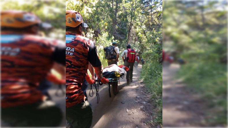 Una mujer y un hombre debieron ser rescatados y evacuados. | LM Neuquen Una mujer y un hombre debieron ser rescatados y evacuados.
