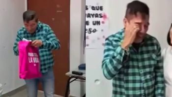 alumnos sorprendieron al profesor con un regalo y su reaccion emociono a todos alumnos sorprendieron al profesor con un regalo y su reaccion emociono a todos