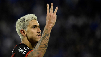 ¿mal perdedor? velez no le quiso dar la pelota al autor del hat-trick ¿mal perdedor? velez no le quiso dar la pelota al autor del hat-trick