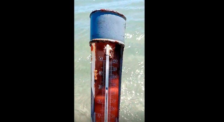 Midió la temperatura del agua en una playa de San Antonio: ¡31 grados!