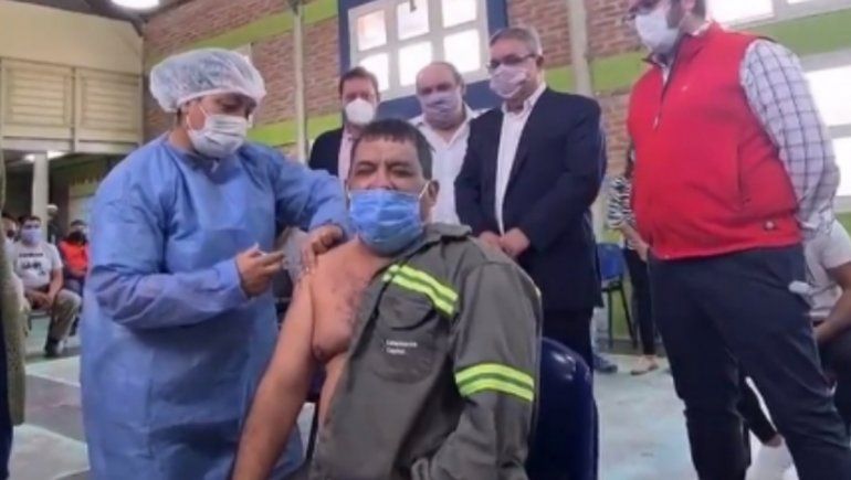 La viral reacción de un recolector de residuos al ser vacunado: Ay mamita querida