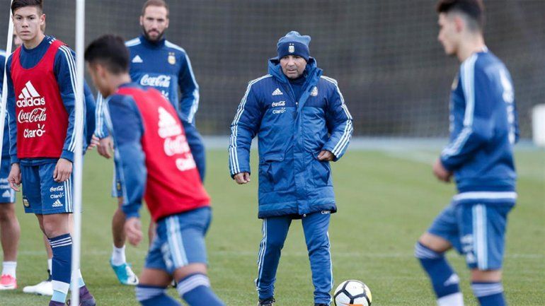 El DT pasó de la línea de tres a una de cuatro. Del medio para arriba: Biglia
