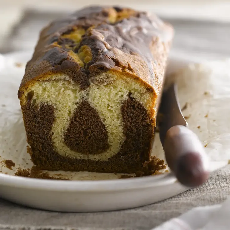 El budín marmolado se destaca por mezclar el sabor del chocolate con la vainilla. El budín marmolado se destaca por mezclar el sabor del chocolate con la vainilla.
