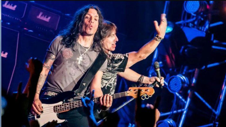 Guillermo Sánchez junto a Adrián Barilari en uno de los shows en vivo de Rata Blanca. El bajista se encuentra en coma inducido. &nbsp;