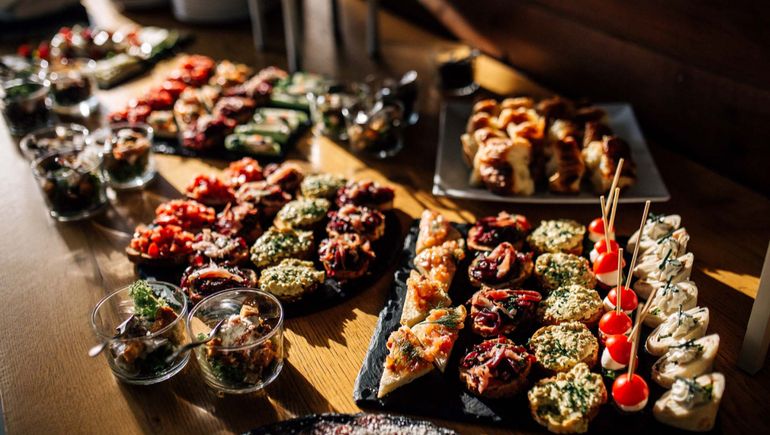 El Gobierno de Milei gasta $528 millones en catering VIP: desayunos, almuerzos, cenas y postres