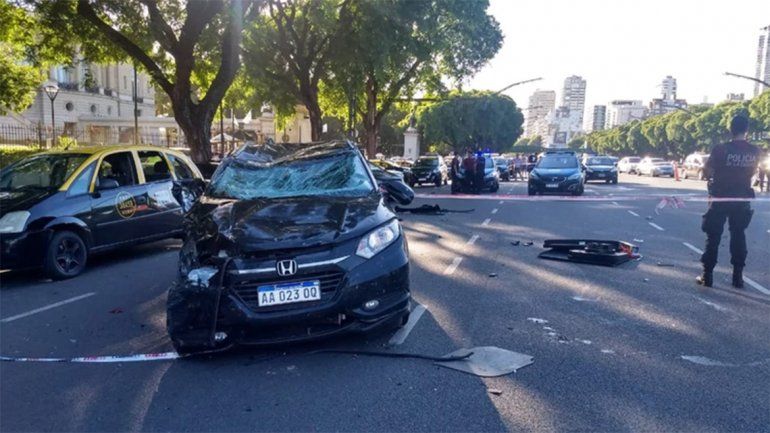 Perdió el control y chocó contra una parada de taxis: dos muertos