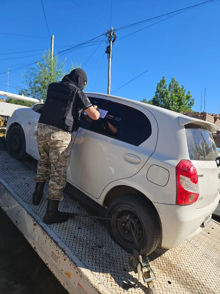 Personal de investigaciones de la Comisaría tercera durante el secuestro del vehículo que utilizaban los coquetos para concretar los robos. Personal de investigaciones de la Comisaría tercera durante el secuestro del vehículo que utilizaban los coquetos para concretar los robos.