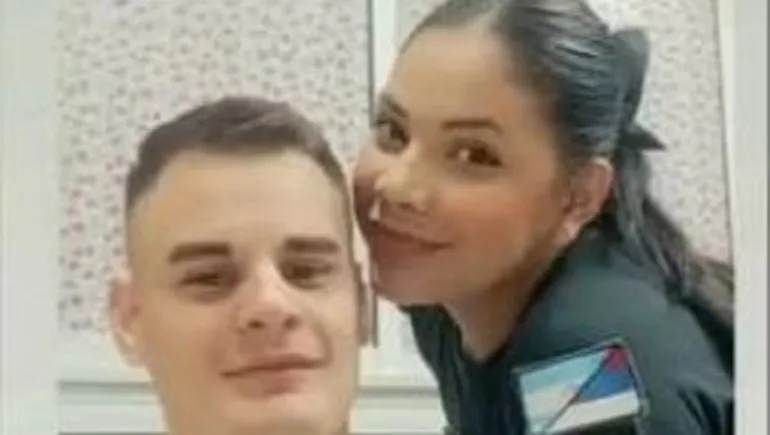 Tras el femicidio, el agresor se disparó y fue trasladado al hospital local, donde falleció minutos después. Tras el femicidio, el agresor se disparó y fue trasladado al hospital local, donde falleció minutos después.