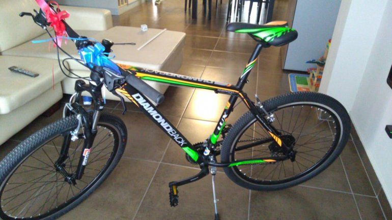 Le robaron la bici con la que iba a trabajar y la busca: los ladrones quedaron registrados