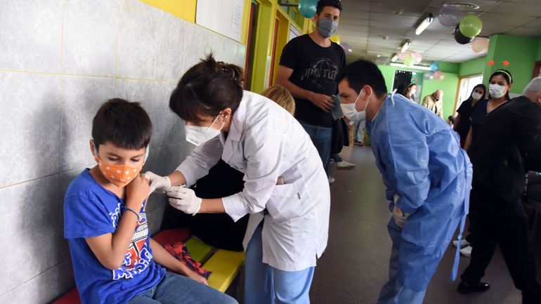 Adolescentes de 12 a 17 años pueden aplicarse la dosis de refuerzo