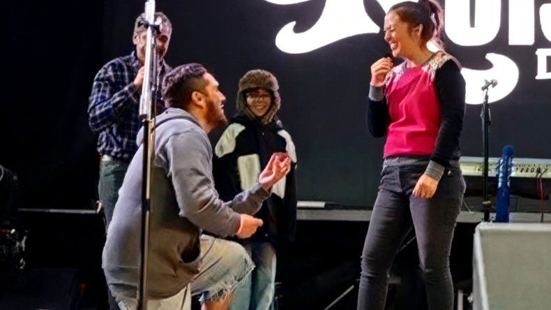 La propuesta de matrimonio en plena Fiesta del Loro Barranquero en Tricao Malal | LM Neuquen La propuesta de matrimonio en plena Fiesta del Loro Barranquero en Tricao Malal