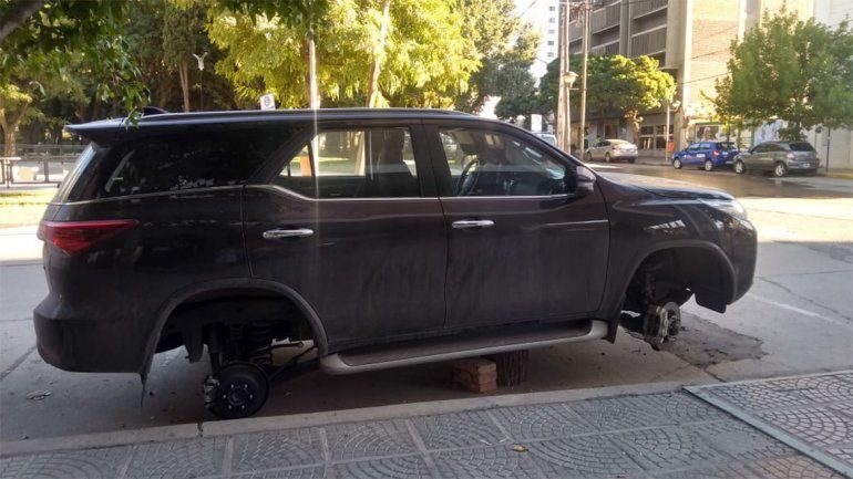 Los robarruedas atacaron a una lujosa camioneta en pleno centro