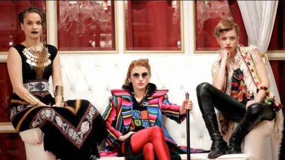 Sonoridad. De raíces folclóricas con toques de afro-cumbia, candombe y beats de hip-hop, las letras de rap de este trío profesan amor, contemplan el existencialismo y desafían los sonidos convencionales.