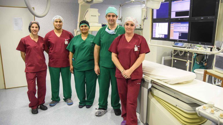 El doctor Mauricio Roussell (de verde y barbijo) estará en la conferencia.