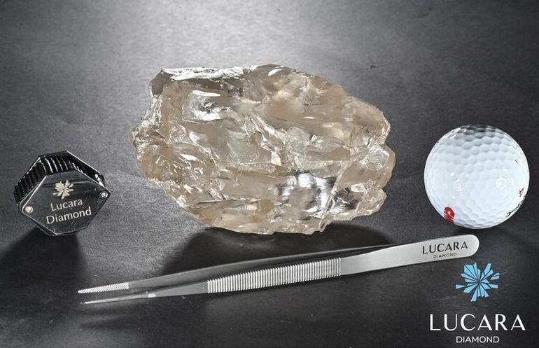El diamante descubierto por Lucara en Botswana, comparado con una pelota de golf El diamante descubierto por Lucara en Botswana, comparado con una pelota de golf