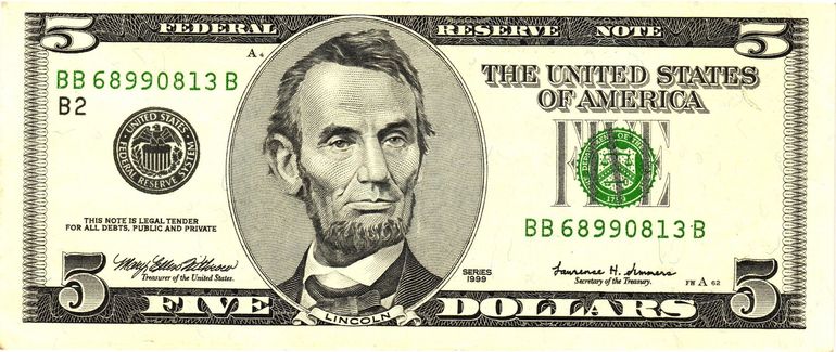 Existen billetes de cinco dólares que son muy buscados en el mercado por los numismáticos. Existen billetes de cinco dólares que son muy buscados en el mercado por los numismáticos.