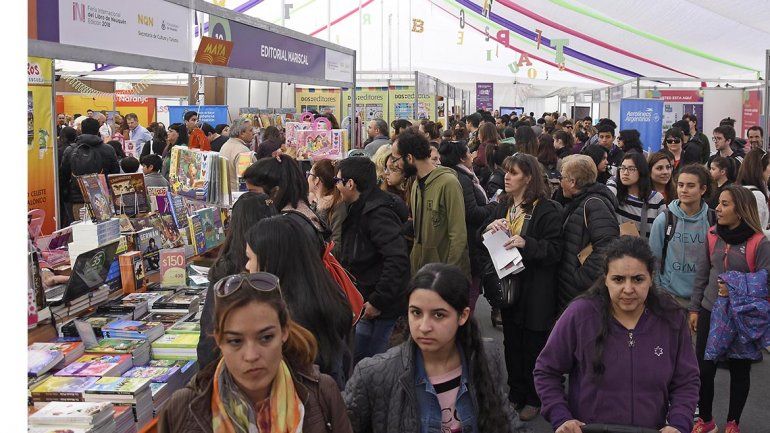 Más de 20 mil personas ya pasaron por la Feria del Libro