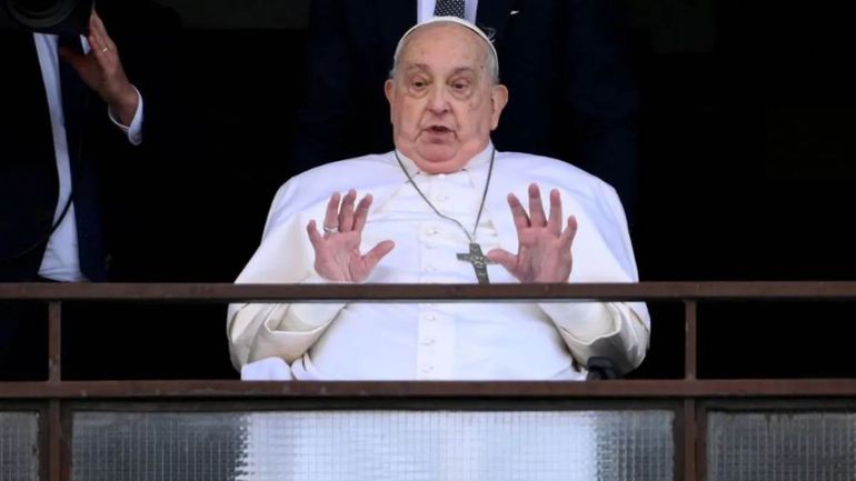 El papa recibió el alta y desde el balcón del hospital benbijo de miles de fieles que lo ovacionaron