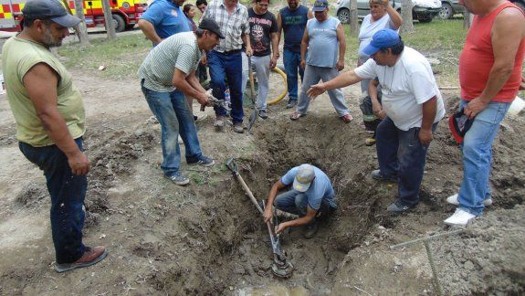 Operarios, bomberos y vecinos trabajaron para detectar el problema.&nbsp;
