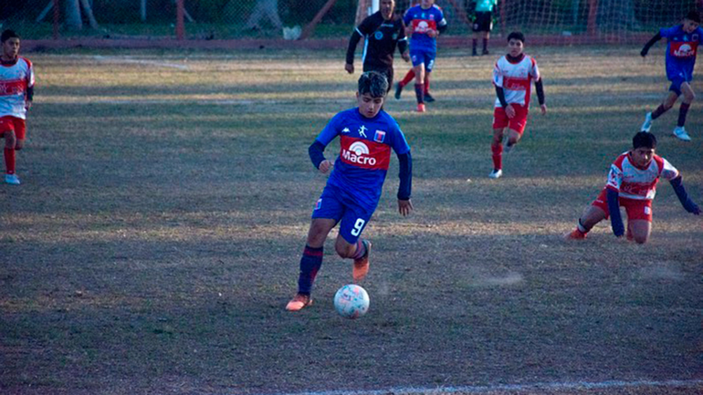 Video: el golazo del hijo de Agüero y nieto de Maradona