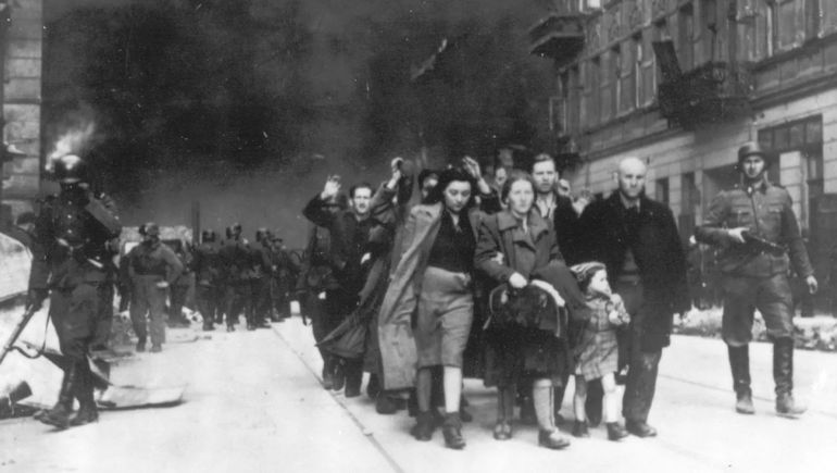 Una imagen del levantamiento del gueto de Varsovia. Civiles judíos se rinden ante tropas nazis