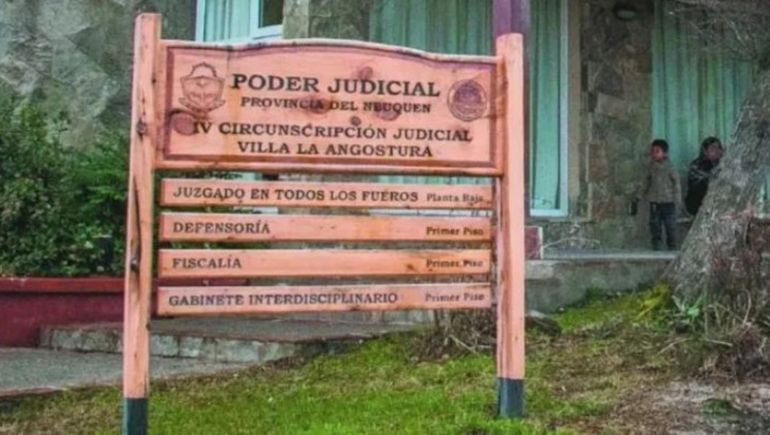 La fiscalía de Villa La Angostura encabezó la investigación por los abusos sufridos por la menor. La fiscalía de Villa La Angostura encabezó la investigación por los abusos sufridos por la menor.