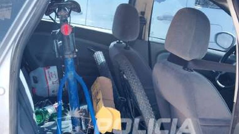 Los delincuentes apresados en el barrio Balcón de la Ciudad habían logrado apoderarse de una bicicleta. Los delincuentes apresados en el barrio Balcón de la Ciudad habían logrado apoderarse de una bicicleta.