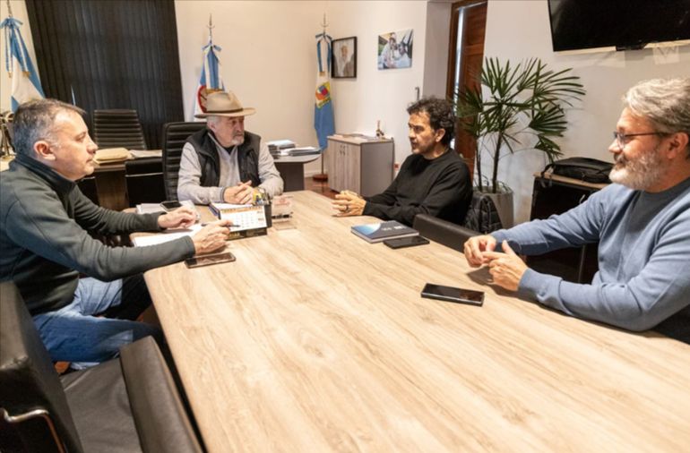 El intendente de Comodoro Rivadavia, Oscar Mascharavilli, se reunió con el empresario responsable del nuevo proyecto para el Shopping Costanera. El intendente de Comodoro Rivadavia, Oscar Mascharavilli, se reunió con el empresario responsable del nuevo proyecto para el Shopping Costanera.