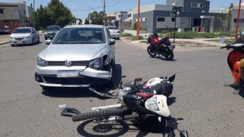 Un joven motociclista resultó herido tras chocar contra un auto