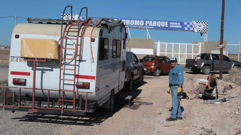 Locura. Fans del TC&nbsp; ya se ubican en primera fila esperando se abran mañana las puertas para el público.&nbsp; 