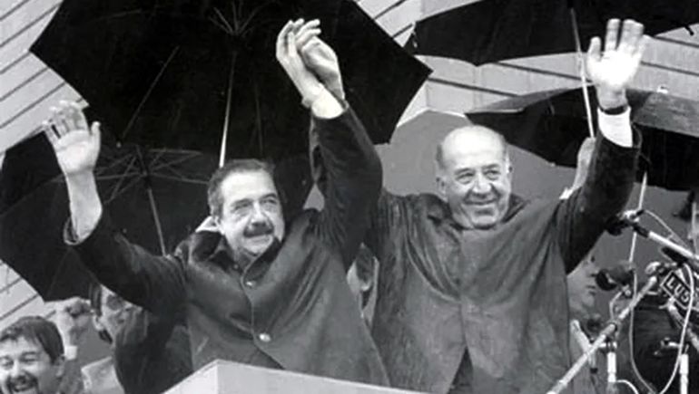  Septiembre de 1984. Raúl Alfonsín y Felipe Sapag en el balcón del municipio de la ciudad.