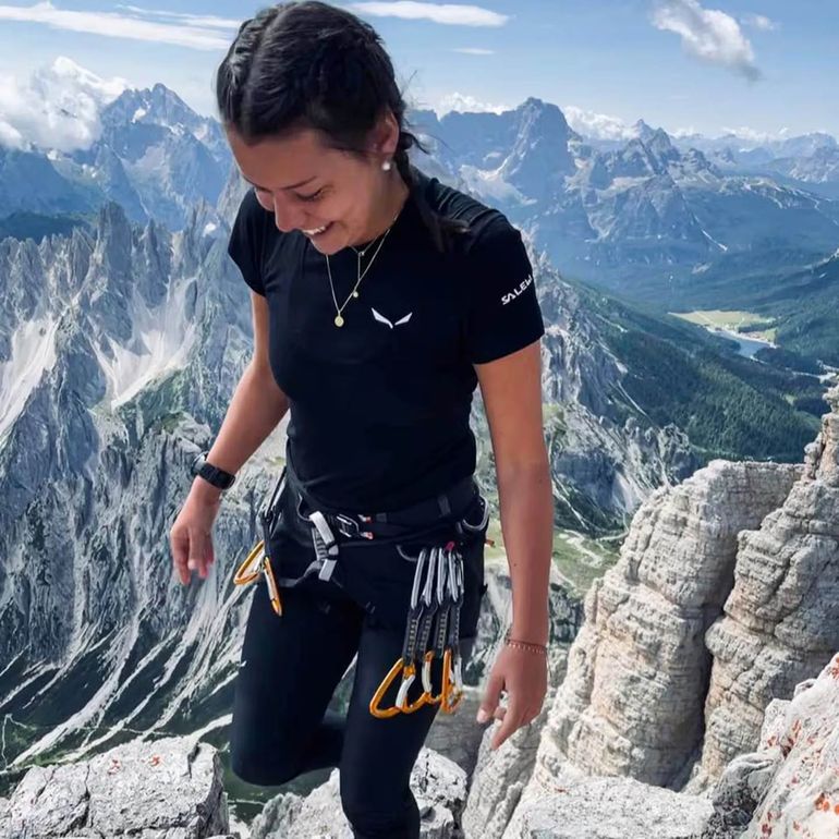 La joven tenía certificación para volar en parapente. La joven tenía certificación para volar en parapente.