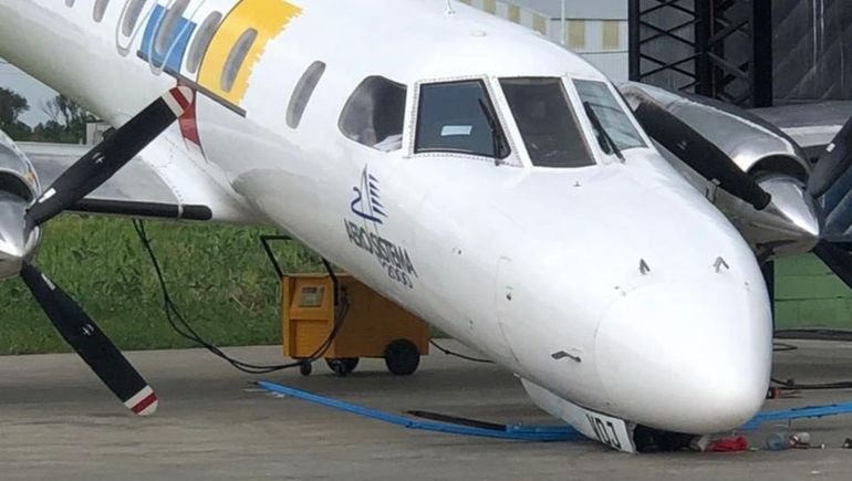 Un mecánico fue aplastado por un avión en el Aeropuerto de Morón y no se sabe cuál es su estado