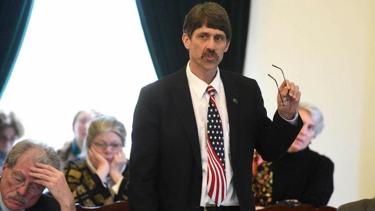 Proponen prohibir el celu a menores