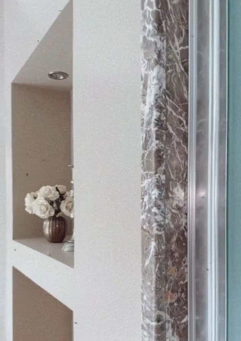 La actriz eligió el nuevo color del baño para combine de manera perfecta con al mármol. La actriz eligió el nuevo color del baño para combine de manera perfecta con al mármol.