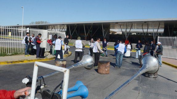 Los empleados, durante la protesta de ayer, cortaron la entrada del predio.