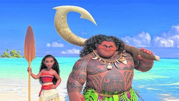 La morena, junto al semidiós Maui, quien la guiara en su aventura para convertirse en una experta navegante.