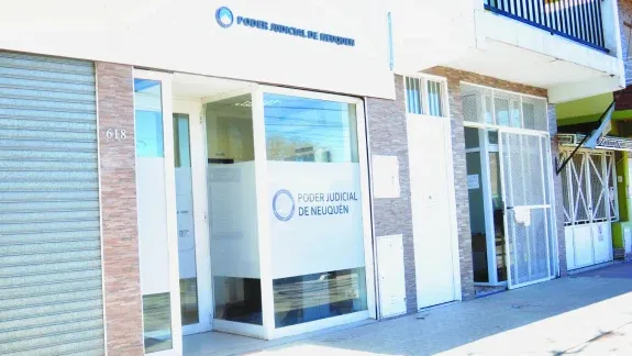 La sede judicial de Rincón de los Sauces, donde ampliaron las medidas al petrolero cuchillero que atacó en el bar.