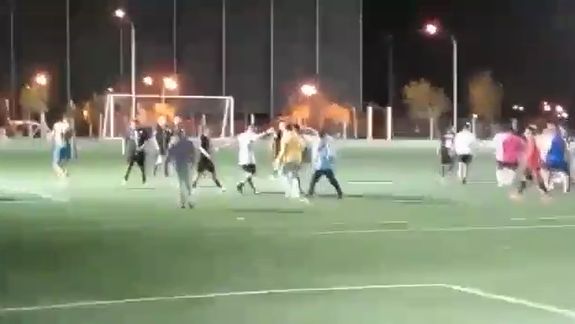 Batalla campal: por defender a un árbitro terminaron a las piñas