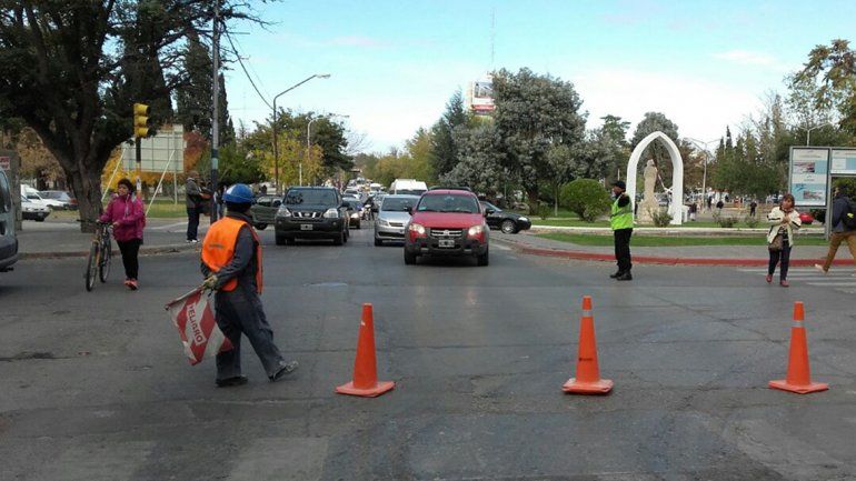 Interrumpen tránsito en Avenida Argentina entre Independencia y Rivadavia.