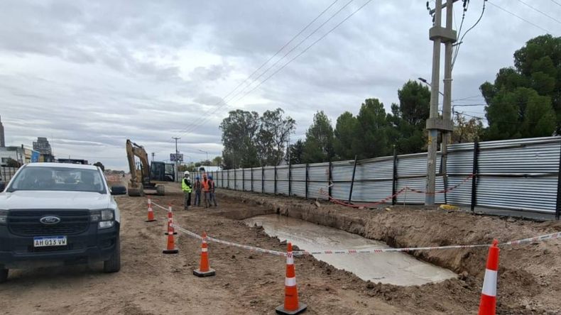 Cañería rota en Avenida Mosconi y Misiones deja a 8 barrios sin agua. | LM Neuquen Cañería rota en Avenida Mosconi y Misiones deja a 8 barrios sin agua.