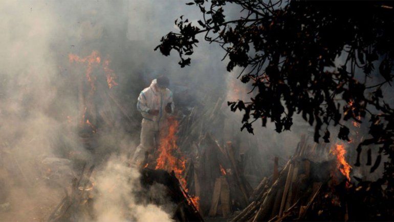 India: Delhi construye piras funerarias improvisadas mientras aumentan las muertes